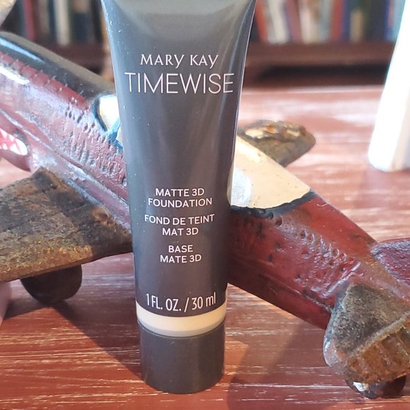 Beige C 130 (Cool) Matte 3D Foundation - Mary Kay - Picture 3 of 3